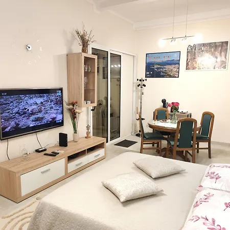 Queen Apartment Split